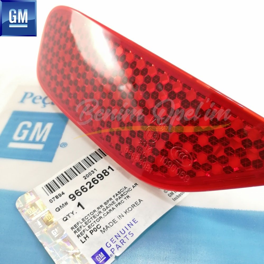 Chevrolet Captica C100, C140 Left Rear Bumper Reflector Red (Cat Eye) GM Genuine 96626981